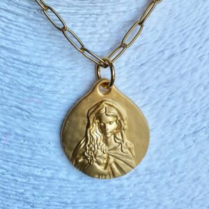 medalla virgen de la alegria dorada con cadena