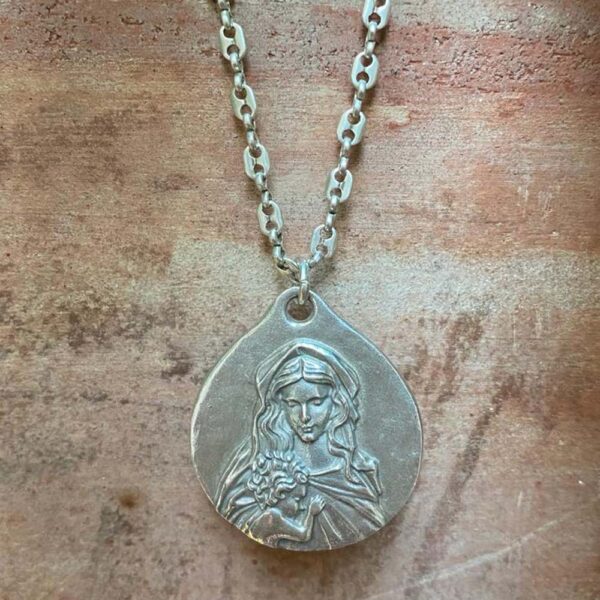 medalla virgen de la alegria con cadena de calabrotes plata
